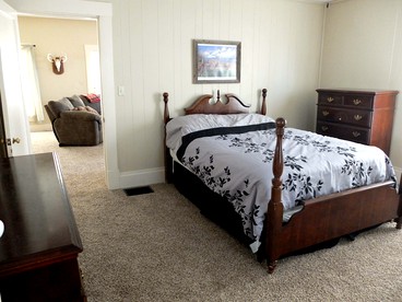 Beautifully-Furnished Cottage Rental for Family Vacation near Topeka, Kansas - Lyndon, Kansas - glamping.directory