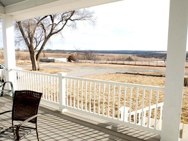 Beautifully-Furnished Cottage Rental for Family Vacation near Topeka, Kansas - Lyndon, Kansas - glamping.directory