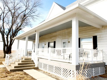 Beautifully-Furnished Cottage Rental for Family Vacation near Topeka, Kansas - Lyndon, Kansas - glamping.directory