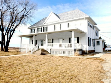 Beautifully-Furnished Cottage Rental for Family Vacation near Topeka, Kansas - Lyndon, Kansas - glamping.directory