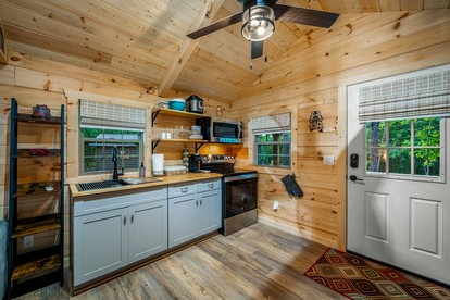 Charming Forest Cabin with Hot Tub & Covered Porch in Mentone, Alabama - Mentone, Alabama - glamping.directory