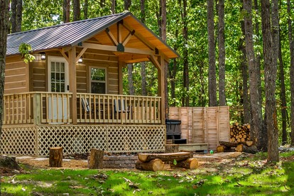 Charming Forest Cabin with Hot Tub & Covered Porch in Mentone, Alabama - Mentone, Alabama - glamping.directory