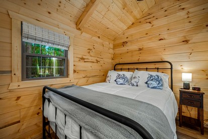 Charming Forest Cabin with Hot Tub & Covered Porch in Mentone, Alabama - Mentone, Alabama - glamping.directory