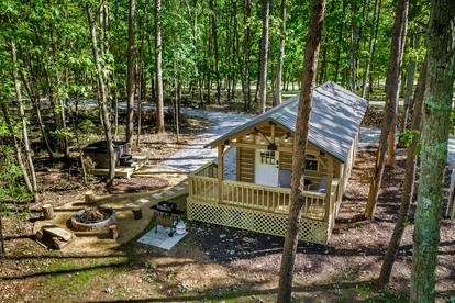 Charming Forest Cabin with Hot Tub & Covered Porch in Mentone, Alabama - Mentone, Alabama - glamping.directory