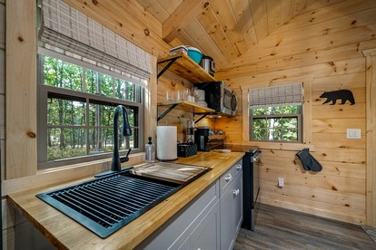 Charming Forest Cabin with Hot Tub & Covered Porch in Mentone, Alabama - Mentone, Alabama - glamping.directory