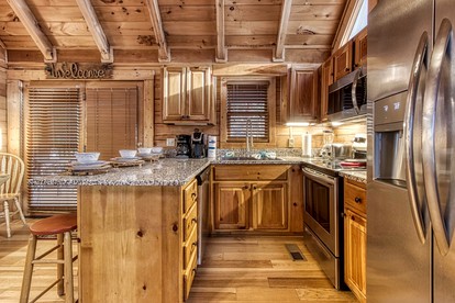 Wonderful Log Cabin with Barbecue and Hot-tub in Pigeon Forge, Tennesse - Pigeon Forge, Tennessee - glamping.directory