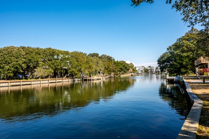 Gorgeous Waterfront Vacation Rental for an Unforgettable Family Getaway in Frisco, North Carolina - Frisco, North Carolina - glamping.directory