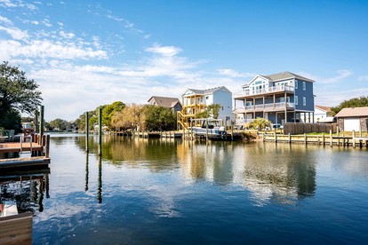 Gorgeous Waterfront Vacation Rental for an Unforgettable Family Getaway in Frisco, North Carolina - Frisco, North Carolina - glamping.directory