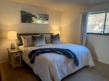Peaceful Cabin with Bay Views and Outdoor Hot-Tub in Washington - Anacortes, Washington - glamping.directory