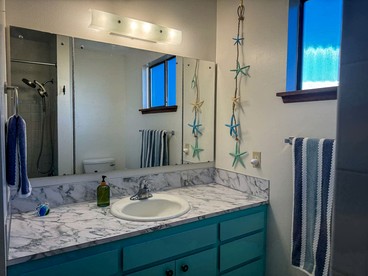 Peaceful Cabin with Bay Views and Outdoor Hot-Tub in Washington - Anacortes, Washington - glamping.directory