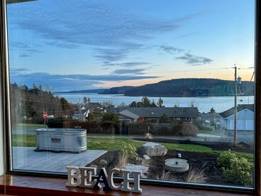 Peaceful Cabin with Bay Views and Outdoor Hot-Tub in Washington - glamping.directory