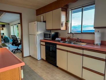 Peaceful Cabin with Bay Views and Outdoor Hot-Tub in Washington - Anacortes, Washington - glamping.directory