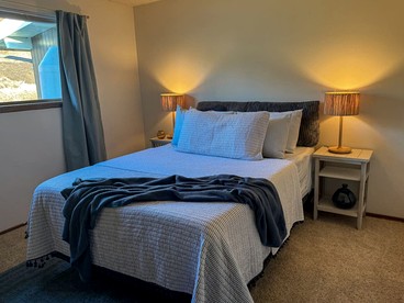 Peaceful Cabin with Bay Views and Outdoor Hot-Tub in Washington - Anacortes, Washington - glamping.directory