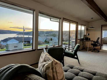 Peaceful Cabin with Bay Views and Outdoor Hot-Tub in Washington - Anacortes, Washington - glamping.directory