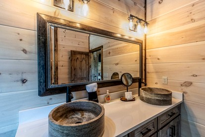 Spacious Luxury Cabin with Game Room near Pigeon Forge Attractions – Gatlinburg, TN - Gatlinburg, Tennessee - glamping.directory