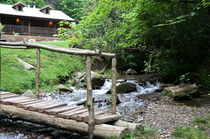 Rustic Family-Friendly Log Cabin in the Smoky Mountains, North Carolina - Cherokee, North Carolina - glamping.directory