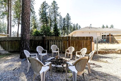 Whimsical Family-Friendly Vacation Retreat with Lake Views and Cozy Charm in Coeur d’Alene Idaho - Coeur d'Alene, Idaho - glamping.directory