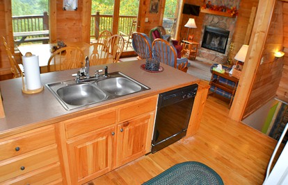 Spacious Family Cabin Rental with Mountain Views and a Hot Tub in Sevierville, Tennessee - Sevierville, Tennessee - glamping.directory