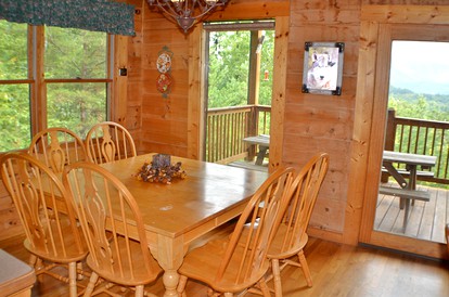 Spacious Family Cabin Rental with Mountain Views and a Hot Tub in Sevierville, Tennessee - Sevierville, Tennessee - glamping.directory