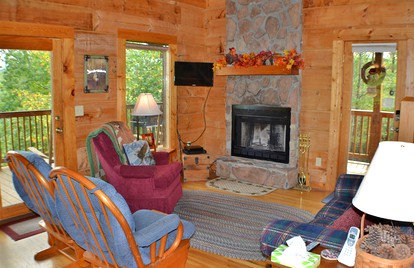 Spacious Family Cabin Rental with Mountain Views and a Hot Tub in Sevierville, Tennessee - Sevierville, Tennessee - glamping.directory