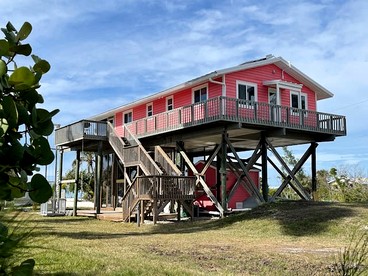 Cozy Cottage Overlooking the Beach and Gulf of Mexico for a Relaxing Getaway on Little Gasparilla Island, Florida - glamping.directory