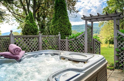 Breathtaking Vacation Rental with a Private Jacuzzi near Winchester, Virginia - Front Royal, Virginia - glamping.directory