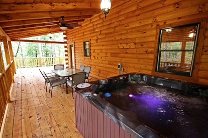 Idyllic Log Cabin Getaway in the Stunning Woodlands near Ash Cave, Ohio - Logan, Ohio - glamping.directory