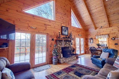 Idyllic Log Cabin Getaway in the Stunning Woodlands near Ash Cave, Ohio - Logan, Ohio - glamping.directory