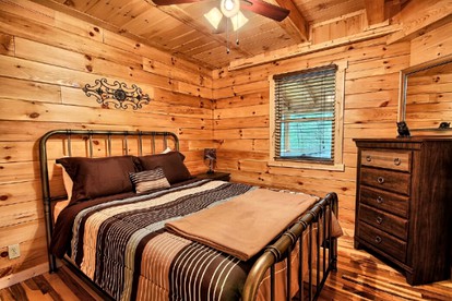 Idyllic Log Cabin Getaway in the Stunning Woodlands near Ash Cave, Ohio - Logan, Ohio - glamping.directory