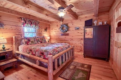 Idyllic Log Cabin Getaway in the Stunning Woodlands near Ash Cave, Ohio - Logan, Ohio - glamping.directory