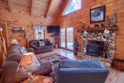 Idyllic Log Cabin Getaway in the Stunning Woodlands near Ash Cave, Ohio - Logan, Ohio - glamping.directory
