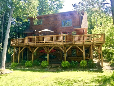 Cozy and Spacious Log Cabin Rental near Burt Lake State Park in Michigan - Indian River, Michigan - glamping.directory