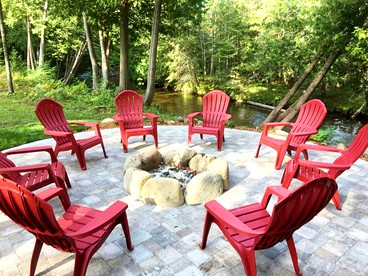 Cozy and Spacious Log Cabin Rental near Burt Lake State Park in Michigan - Indian River, Michigan - glamping.directory