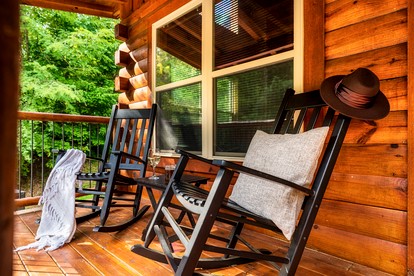 Stunning Secluded Cabin with Hot-tub and Pool Table in Pigeon Forge, Tennessee - Pigeon Forge, Tennessee - glamping.directory