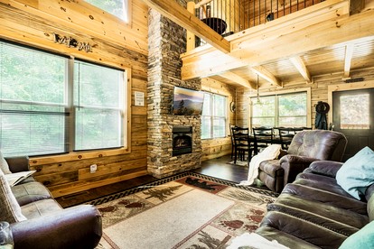 Stunning Secluded Cabin with Hot-tub and Pool Table in Pigeon Forge, Tennessee - Pigeon Forge, Tennessee - glamping.directory