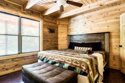 Stunning Secluded Cabin with Hot-tub and Pool Table in Pigeon Forge, Tennessee - Pigeon Forge, Tennessee - glamping.directory