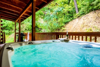 Stunning Secluded Cabin with Hot-tub and Pool Table in Pigeon Forge, Tennessee - Pigeon Forge, Tennessee - glamping.directory