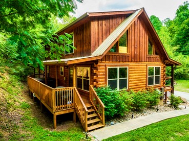Stunning Secluded Cabin with Hot-tub and Pool Table in Pigeon Forge, Tennessee - glamping.directory