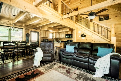 Stunning Secluded Cabin with Hot-tub and Pool Table in Pigeon Forge, Tennessee - Pigeon Forge, Tennessee - glamping.directory