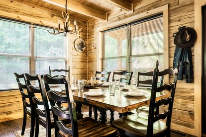 Stunning Secluded Cabin with Hot-tub and Pool Table in Pigeon Forge, Tennessee - Pigeon Forge, Tennessee - glamping.directory