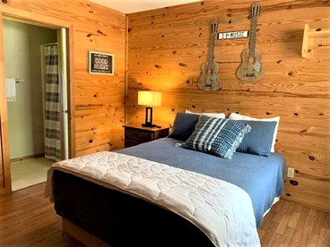 Modern Cabin with Gorgeous Wood Paneled Walls Nestled in the Scenic Beauty of the Ozarks - Mountain View, Arkansas - glamping.directory