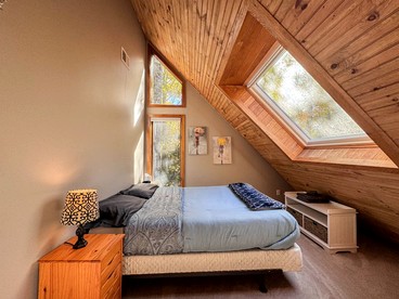 Cozy Impressive Group Cabin with Game Room, Jacuzzi and Fire Pit in New Hampshire - Conway, New Hampshire - glamping.directory