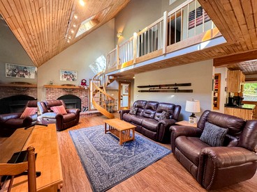 Cozy Impressive Group Cabin with Game Room, Jacuzzi and Fire Pit in New Hampshire - Conway, New Hampshire - glamping.directory