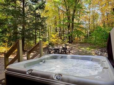 Cozy Impressive Group Cabin with Game Room, Jacuzzi and Fire Pit in New Hampshire - Conway, New Hampshire - glamping.directory