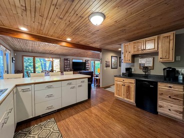 Cozy Impressive Group Cabin with Game Room, Jacuzzi and Fire Pit in New Hampshire - Conway, New Hampshire - glamping.directory