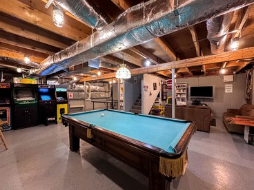 Cozy Impressive Group Cabin with Game Room, Jacuzzi and Fire Pit in New Hampshire - Conway, New Hampshire - glamping.directory