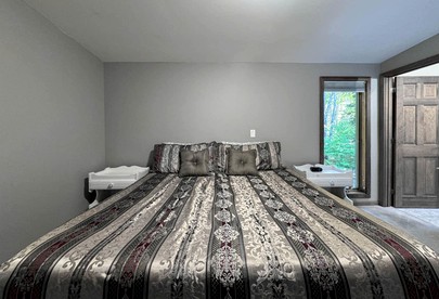 Cozy Impressive Group Cabin with Game Room, Jacuzzi and Fire Pit in New Hampshire - Conway, New Hampshire - glamping.directory