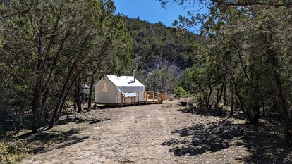 Snug Safari Tent for Glamping Getaways to Texas Hill Country - Bandera, Texas - glamping.directory