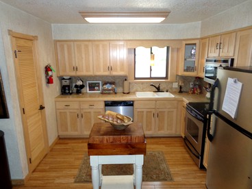 Lakefront Cottage with Spa Perfect for Water Activities in Mount Ida, Arkansas - Mount Ida, Arkansas - glamping.directory