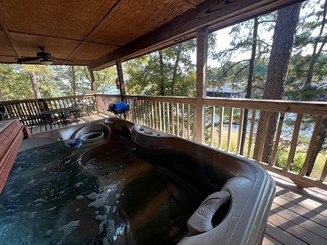 Lakefront Cottage with Spa Perfect for Water Activities in Mount Ida, Arkansas - Mount Ida, Arkansas - glamping.directory